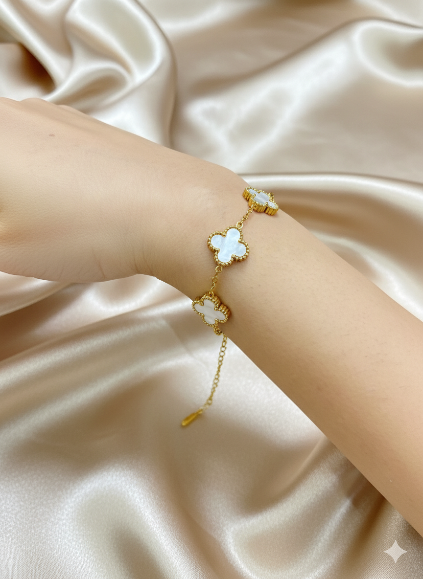 Clover charm bracelet